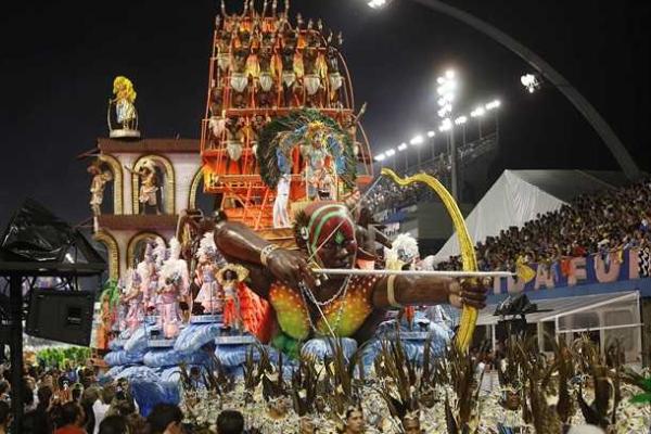 В Рио-де-Жанейро бушует знаменитый на весь мир бразильский карнавал