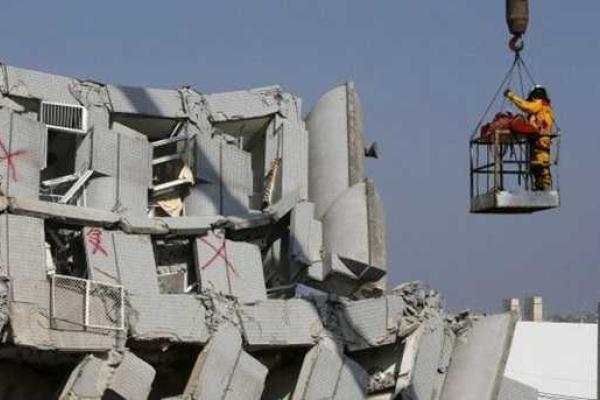 На Тайване продолжается разбор завалов после землетрясения: число жертв растет