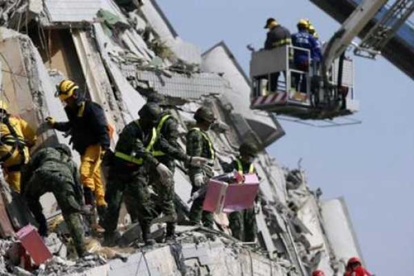 На Тайване продолжается разбор завалов после землетрясения: число жертв растет