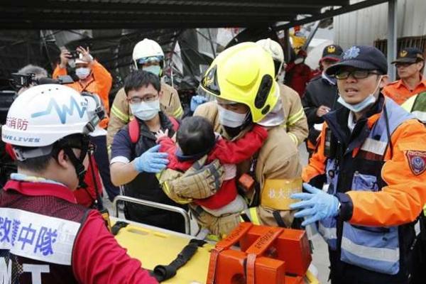 На Тайване продолжается разбор завалов после землетрясения: число жертв растет