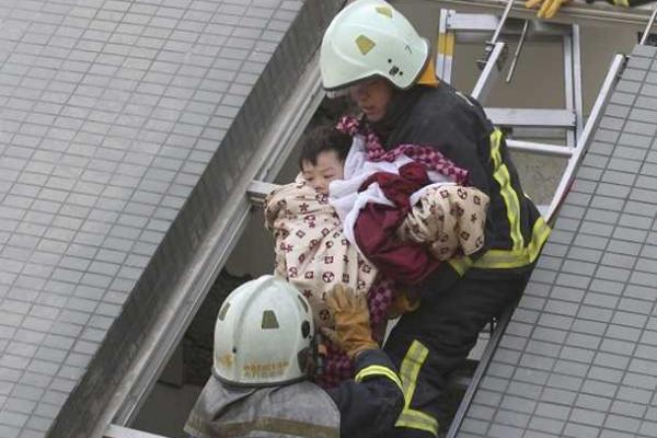На Тайване продолжается разбор завалов после землетрясения: число жертв растет