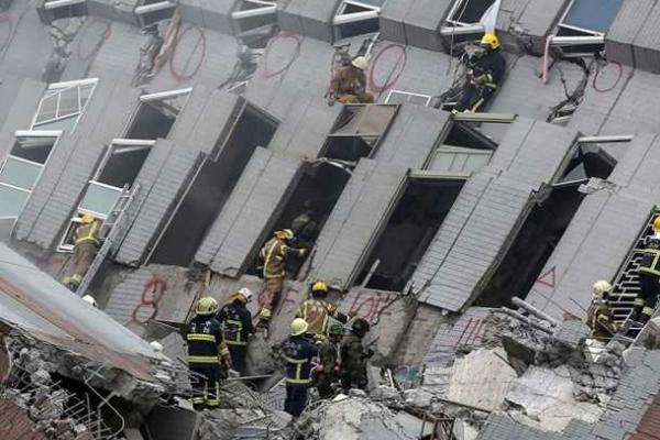 На Тайване продолжается разбор завалов после землетрясения: число жертв растет