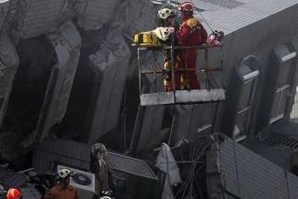 На Тайване продолжается разбор завалов после землетрясения: число жертв растет