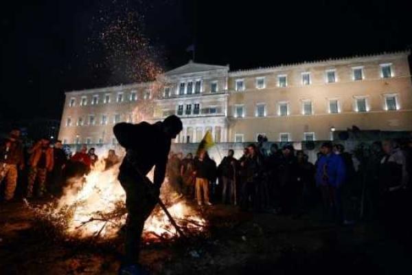 В Афинах перед парламентом пылают костры: фермеры протестуют против пенсионной и налоговой реформы