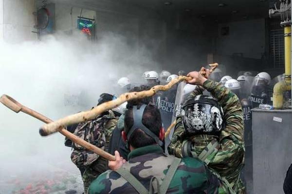 В Афинах перед парламентом пылают костры: фермеры протестуют против пенсионной и налоговой реформы