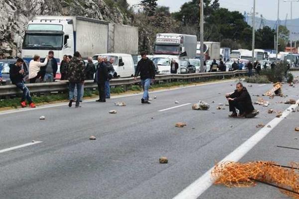 В Афинах перед парламентом пылают костры: фермеры протестуют против пенсионной и налоговой реформы