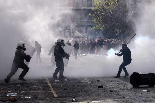 В Афинах перед парламентом пылают костры: фермеры протестуют против пенсионной и налоговой реформы
