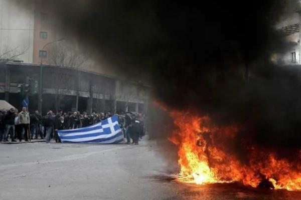 В Афинах перед парламентом пылают костры: фермеры протестуют против пенсионной и налоговой реформы