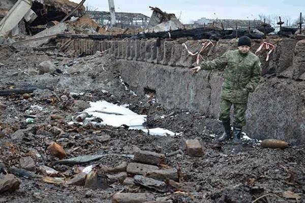 Смертоносные "подснежники": в Сватово на месте сгоревших военных складов обнаружили неразорвавшиеся мины и снаряды