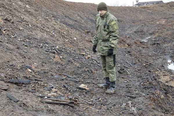 Смертоносные "подснежники": в Сватово на месте сгоревших военных складов обнаружили неразорвавшиеся мины и снаряды
