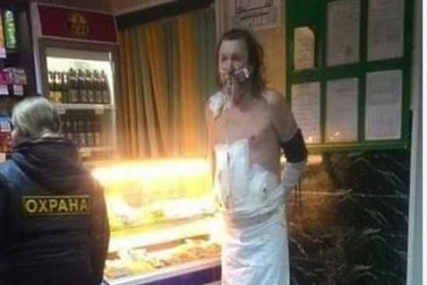 В российском городе Саяногорск ловили мужчину в простыне, который после операции сбежал из реанимации