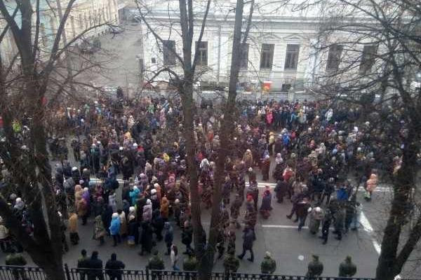К зданию ВР стянули усиленные наряды правоохранителей: продолжается митинг с требованием отставки правительства  К зданию ВР стянули усиленные наряды правоохранителей: продолжается митинг с требованием отставки правительства