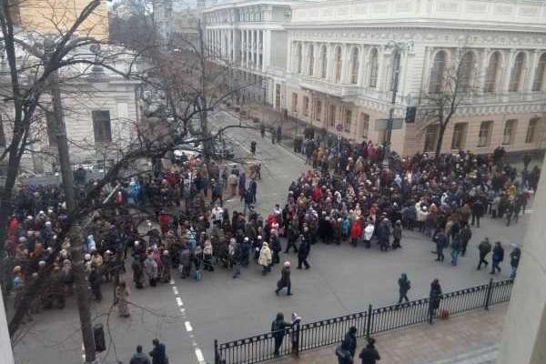 К зданию ВР стянули усиленные наряды правоохранителей: продолжается митинг с требованием отставки правительства  К зданию ВР стянули усиленные наряды правоохранителей: продолжается митинг с требованием отставки правительства