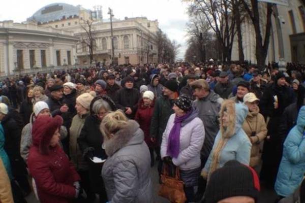 К зданию ВР стянули усиленные наряды правоохранителей: продолжается митинг с требованием отставки правительства  К зданию ВР стянули усиленные наряды правоохранителей: продолжается митинг с требованием отставки правительства