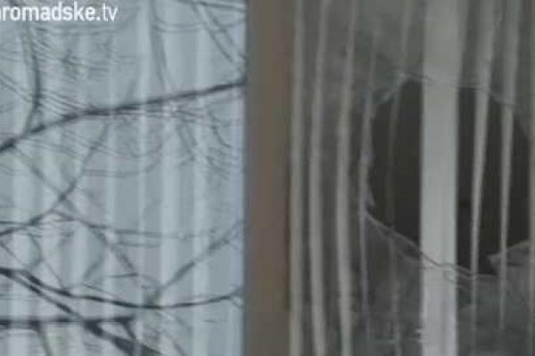 Активисты ОУН метали камни и петарды в киевский офис Ахметова Активисты ОУН метали камни и петарды в киевский офис Ахметова