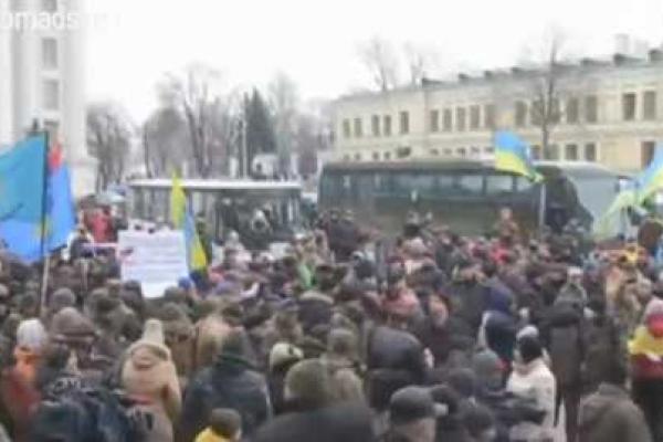 Активисты ОУН метали камни и петарды в киевский офис Ахметова Активисты ОУН метали камни и петарды в киевский офис Ахметова