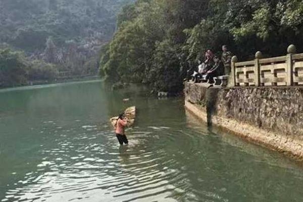 Жительница Пекина, спасая свой смартфон, смело нырнула в ледяное озеро