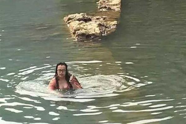 Жительница Пекина, спасая свой смартфон, смело нырнула в ледяное озеро