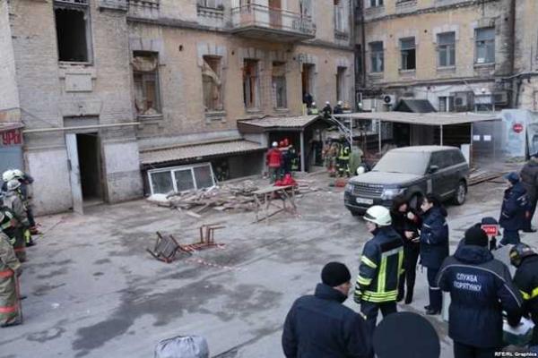 В Киеве на месте обвала дома спасатели обнаружили тело седьмого строителя В Киеве на месте обвала дома спасатели обнаружили тело седьмого строителя