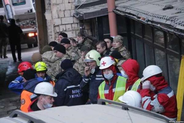 В Киеве на месте обвала дома спасатели обнаружили тело седьмого строителя В Киеве на месте обвала дома спасатели обнаружили тело седьмого строителя