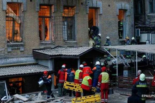 В Киеве на месте обвала дома спасатели обнаружили тело седьмого строителя В Киеве на месте обвала дома спасатели обнаружили тело седьмого строителя