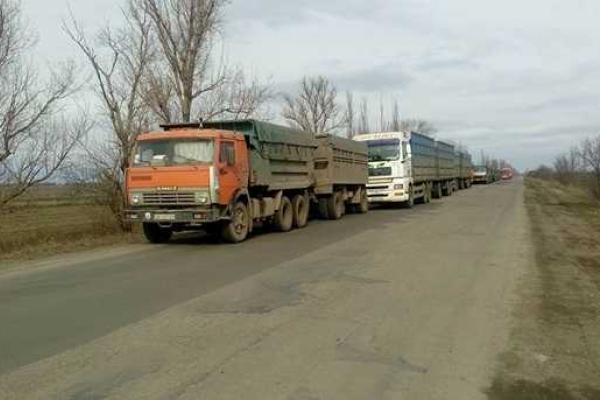Активисты второй день блокируют трассу в Николаевской области Активисты второй день блокируют трассу в Николаевской области