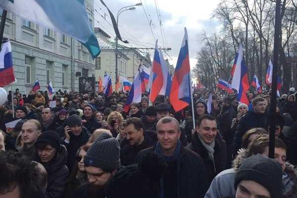 В центр Москвы стягивают военные грузовики и полицию: оппозиция проводит траурное шествие памяти Немцова