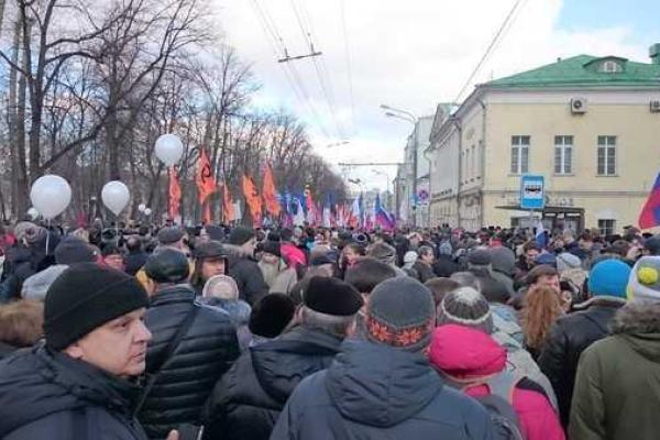 В центр Москвы стягивают военные грузовики и полицию: оппозиция проводит траурное шествие памяти Немцова