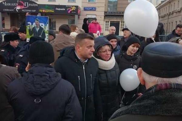 В центр Москвы стягивают военные грузовики и полицию: оппозиция проводит траурное шествие памяти Немцова