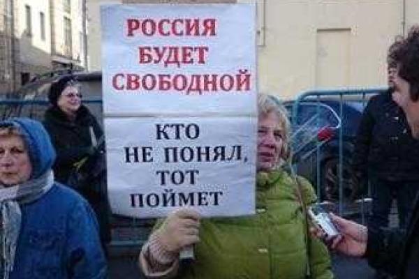 В центр Москвы стягивают военные грузовики и полицию: оппозиция проводит траурное шествие памяти Немцова