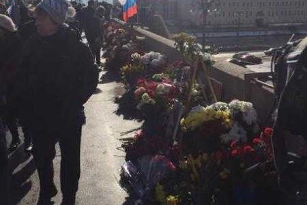 В центр Москвы стягивают военные грузовики и полицию: оппозиция проводит траурное шествие памяти Немцова