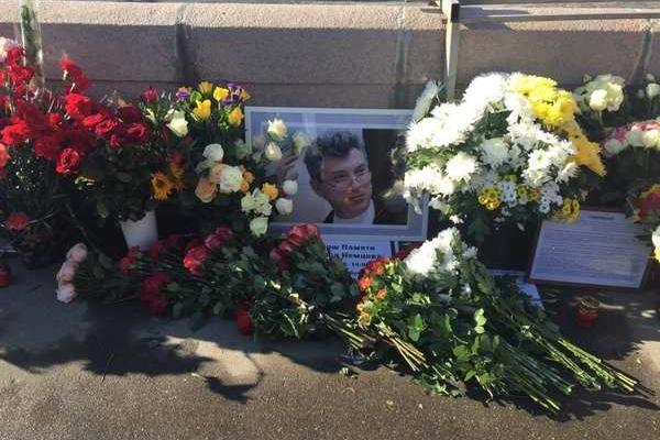 В центр Москвы стягивают военные грузовики и полицию: оппозиция проводит траурное шествие памяти Немцова