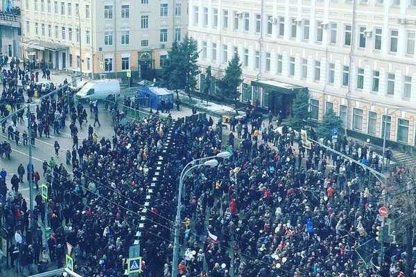 В центр Москвы стягивают военные грузовики и полицию: оппозиция проводит траурное шествие памяти Немцова