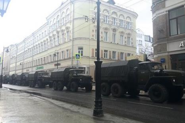 В центр Москвы стягивают военные грузовики и полицию: оппозиция проводит траурное шествие памяти Немцова