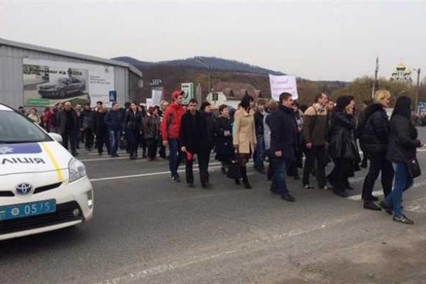 В Мукачево педагоги ПТУ провели акцию с перекрытием международной трассы Киев-Чоп