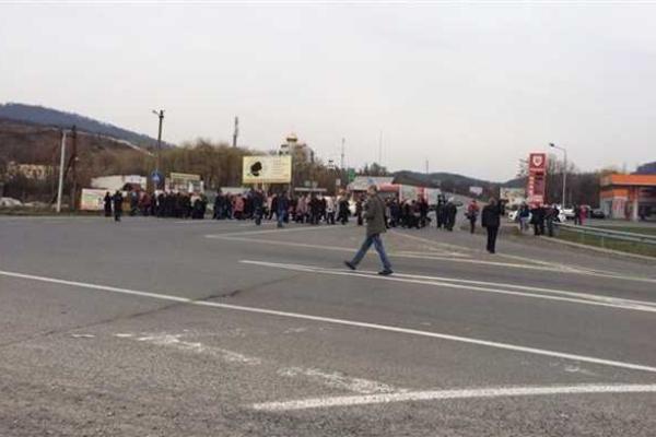 В Мукачево педагоги ПТУ провели акцию с перекрытием международной трассы Киев-Чоп