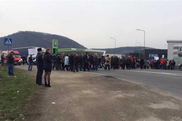 В Мукачево педагоги ПТУ провели акцию с перекрытием международной трассы Киев-Чоп