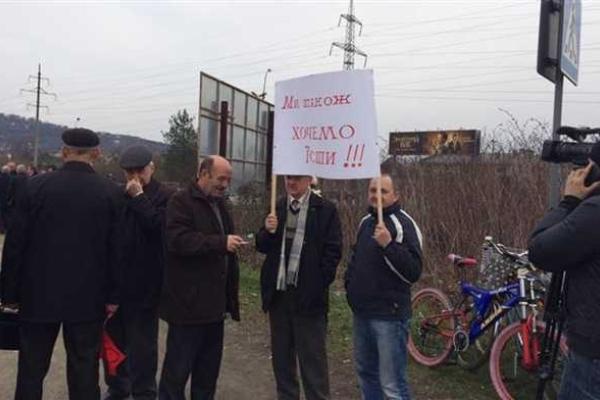 В Мукачево педагоги ПТУ провели акцию с перекрытием международной трассы Киев-Чоп