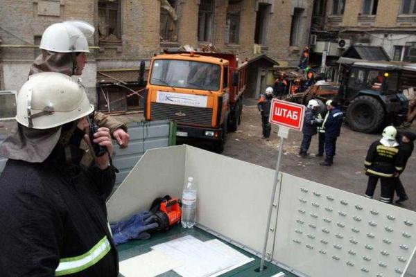 Продолжаются спасательные работы и разбор завалов на месте обвала перекрытий в отселенном доме в Киеве Продолжаются спасательные работы и разбор завалов на месте обвала перекрытий в отселенном доме в Киеве