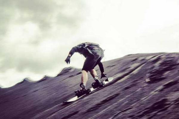 В Индонезии экстремал-сноубордист покорил действующий вулкан