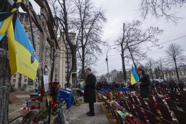 Президент Украины почтил память погибших героев Небесной Сотни Президент Украины почтил память погибших героев Небесной Сотни