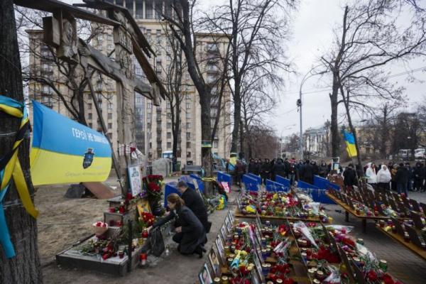 Президент Украины почтил память погибших героев Небесной Сотни Президент Украины почтил память погибших героев Небесной Сотни
