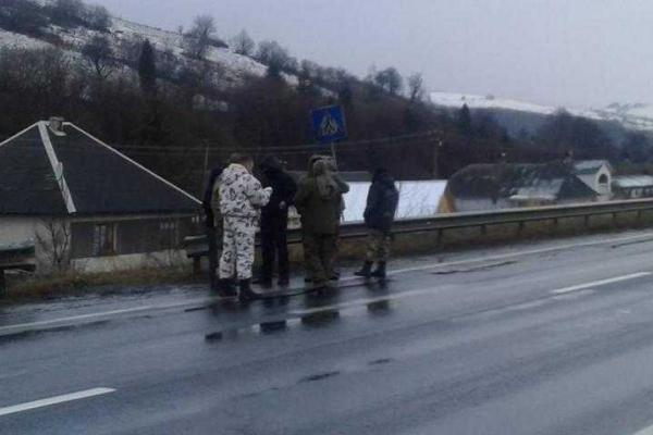 В Закарпатье активисты перекрыли трассу и блокировали фуры с российскими номерами: водители пытаются прорваться В Закарпатье активисты перекрыли трассу и блокировали фуры с российскими номерами: водители пытаются прорваться