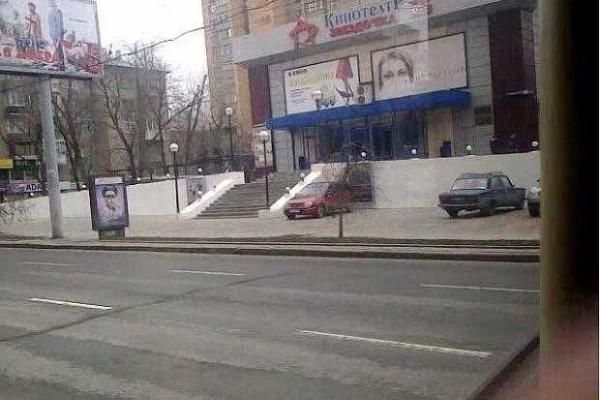Красавец Донецк с приходом "русского мира" все больше становится похож на запуганный город-призрак Красавец Донецк с приходом "русского мира" все больше становится похож на запуганный город-призрак