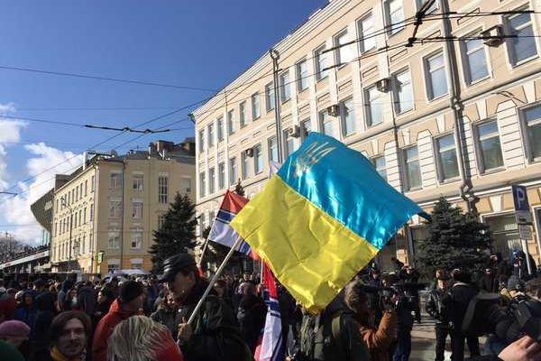 В центре Москвы развевается флаг Украины на акции памяти Бориса Немцова