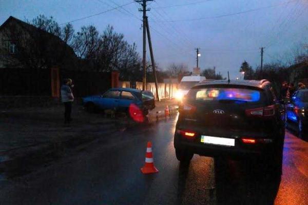 В ДТП на Киевщине при столкновении двух легковушек пострадали два человека, в том числе 8-летний ребенок В ДТП на Киевщине при столкновении двух легковушек пострадали два человека, в том числе 8-летний ребенок