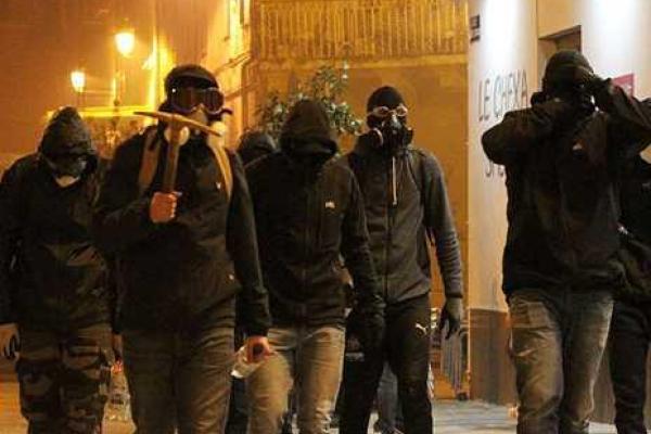 Во Франции ультрас, вооружившись коктейлями Молотова и ледорубами атаковали полицейский участок 