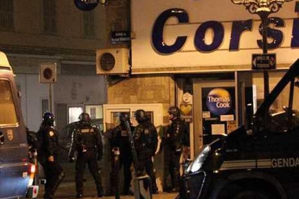 Во Франции ультрас, вооружившись коктейлями Молотова и ледорубами атаковали полицейский участок 