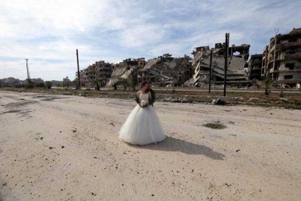 Трогательная фотосессия: в Сирии молодожены позировали перед камерой на обломках разрушенного Хомса