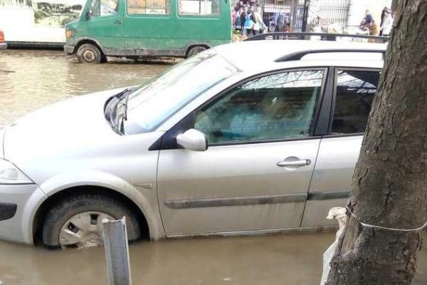 В Одессе коммунальщики боролись с канализационной водой: в городе затопило несколько улиц В Одессе коммунальщики боролись с канализационной водой: в городе затопило несколько улиц